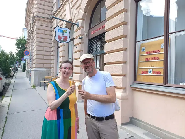 Bezirkschef Baurecht und Museumsleiterin Neichl gönnten sich vor dem Sonder-Öffnungstag ein Eis.  | Foto: BV15