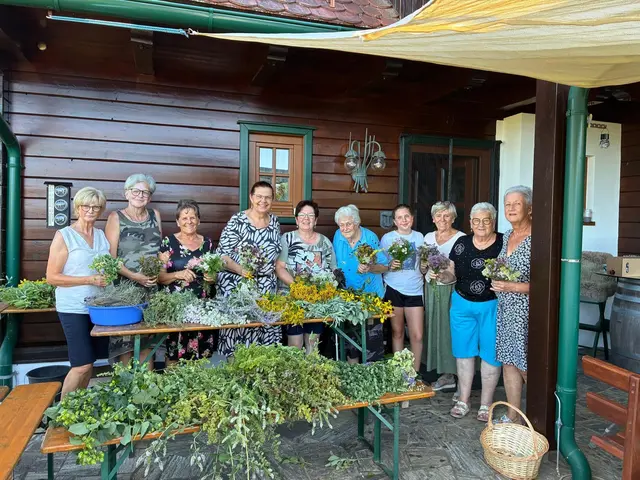 Die Frauenbewegung Heimschuh lud auch heuer wieder alle interessierten Mitglieder zum traditionellen Kräuterbüscherlbinden ein. | Foto: Frauenbewegung