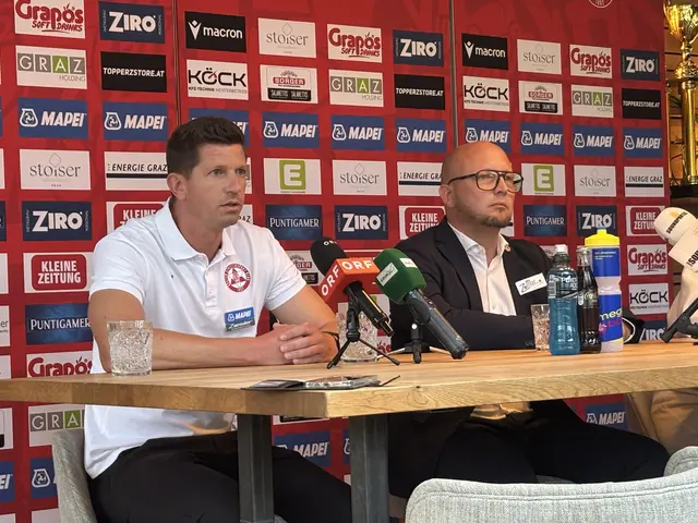 Andi Lienhart und René Ziesler äußerten sich mit stoischer Miene zur Trainersuche.  | Foto: MeinBezirk/Markus Kropac