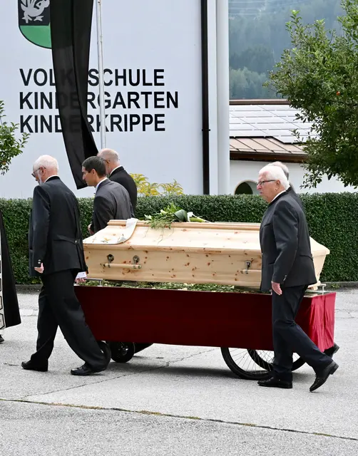 Auf seinem letzten Weg wurde der beliebte und geschätzte Seelsorger von vielen Menschen begleitet. | Foto: Hassl