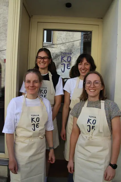 Bei Tina, Meike, Mona und Magda in der Töpferkoje gibt es eine offene Werkstatt aber auch Einsteigerkurse zum Töpfern. | Foto: Töpferkoje