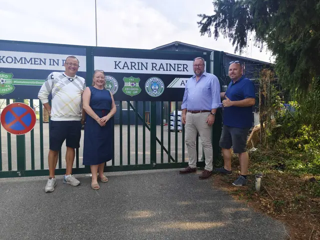 V.l.: Obmann Mario Weindl, Karin Rainer, Labg Tobias Höglinger, Sektionsleiter Fußball Roman Jansenberger. | Foto: SPG Stahl Ebelsberg