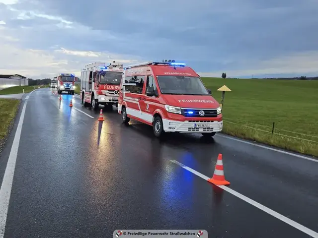 Um kurz nach 6 Uhr rücken die Feuerwehr Straßwalchen und der Löschzug Watzlberg zu dem Unfall aus. | Foto: Freiwillige Feuerwehr Straßwalchen
