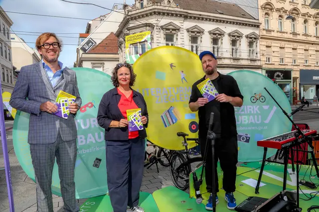 Von links: Peter Clar (Organisator Literaturmeile Zieglergasse), Isabelle Uhl (Bezirksvorsteher-Stellvertreterin Wien Neubau, Grüne) und Martin Peichl (Organisator Literaturmeile Zieglergasse). | Foto: Christian Fürthner