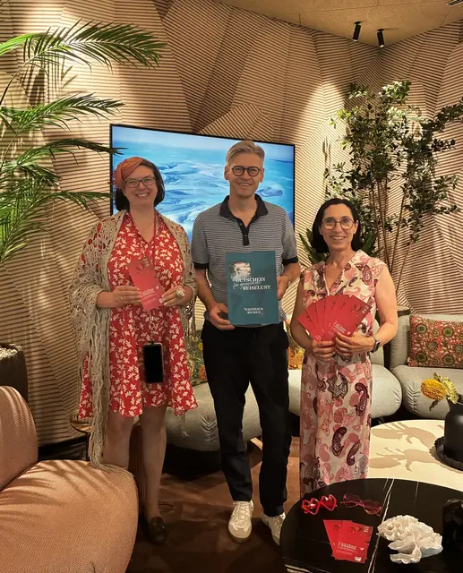mtvo-Präsidentin Margit Hinterholzer (l.) und die Chorsprecherin Ricki Graf mit dem Geschäftsleiter des Reisebüros Nachbaur, Rainer Nägele | Foto: mtvo