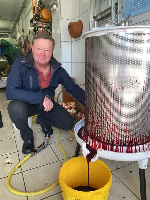 Herbert Lassacher freut sich über den schmackhaften Saft der gerade mit der neuen Beerenpresse hergestellt wird | Foto: Obstpresse Bramberg