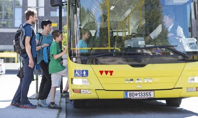 Der Ausbau des Öffi-Angebots kommt an: Seit 2023 hat sich die Zahl jener Menschen, die eine Dauerkarte für den öffentlichen Verkehr haben, mehr als verdoppelt. | Foto: VVT