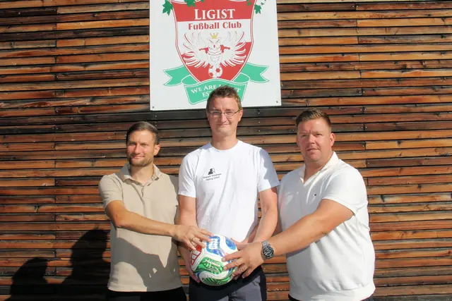 FC Ligist-Obmann Dominic Scheiber mit Michael Sihorsch und Florian Zach, die den Nachwuchs unterstützen. | Foto: Cescutti