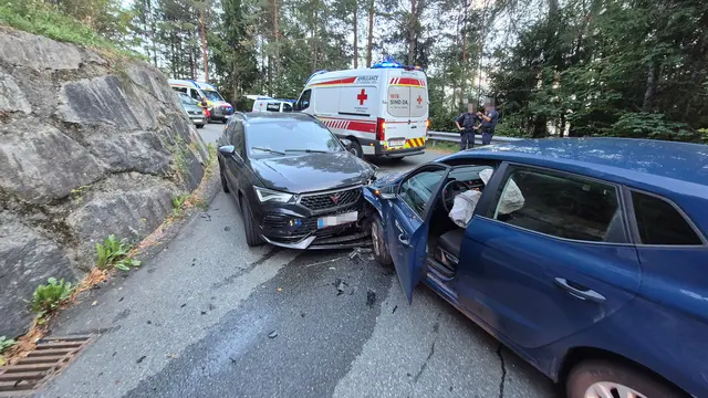 Auf der Fritzn­er Bergstraße kollidierten am Mittwochabend zwei Pkw frontal miteinander. | Foto: ZOOM.TIROL