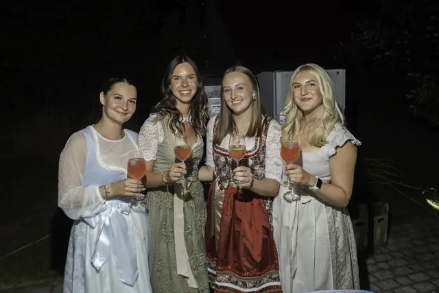 In der Weinbar präsentieren die Mädels das Modegetränk Sarti Spitz als Getränk des Abends. | Foto: MARIO HOFMANN