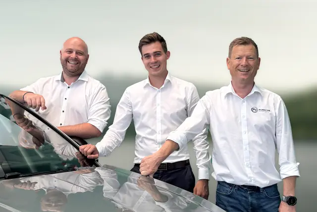 Michael Eichinger (links), Tobias Derfler (Mitte) und Heiko Öhlinger (rechts) bilden das engagierte Team bei Porsche Asten, das Kundennähe und Begeisterung für die Marke Škoda in den Mittelpunkt stellt. | Foto: Škoda