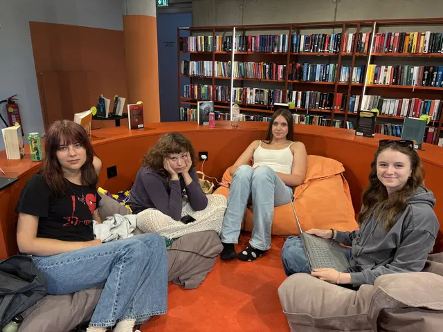 Viele der Jugendlichen kommen bereits seit Jahren zur "Schreibzeit". Im Bild: Carla, Aurelia, Rabea und Eva (v. l.) | Foto: MeinBezirk/Astrid Moder