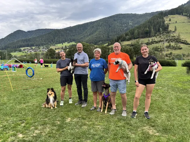Neben der Volksschule Gnesau wurde ein Trainingsplatz aufgebaut. Hunde sowie Besitzerinnen und Besitzer fühlten sich wohl. | Foto: MeinBezirk