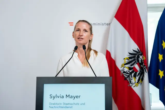 "Die Ideologie der Radikalisierung rückt in den Hintergrund und Online-Räume spielen dafür eine immer stärkere Rolle und sind zentraler Ort, wenn es um Radikalisierung geht", erklärt Sylvia Mayer, Direktorin Staatsschutz und Nachrichtendienst. | Foto: Sade Jerabek/Mein Bezirk