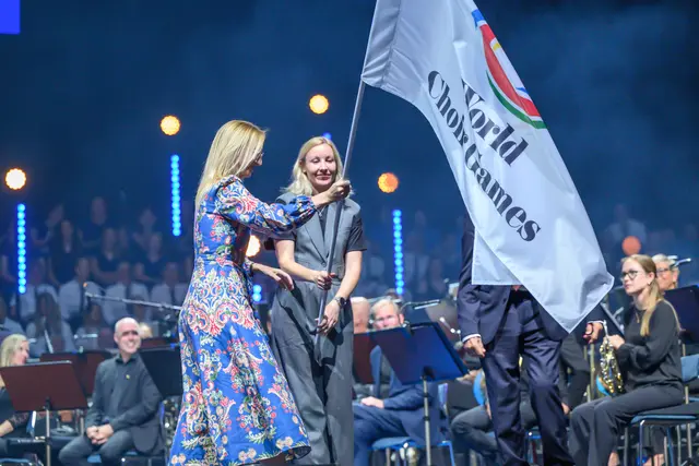 Bei der Abschlusszeremonie der 14. World Choir Games im schwedischen Helsingborg am vergangenen Sonntag (DATUM) nahm Vizebürgermeisterin Karin Leitner (SPÖ), in Vertretung von Bürgermeister Dietmar Prammer (SPÖ), die offizielle Fahne im Namen der Stadt Linz entgegen. | Foto: Interkultur/Pieter Du Plessis