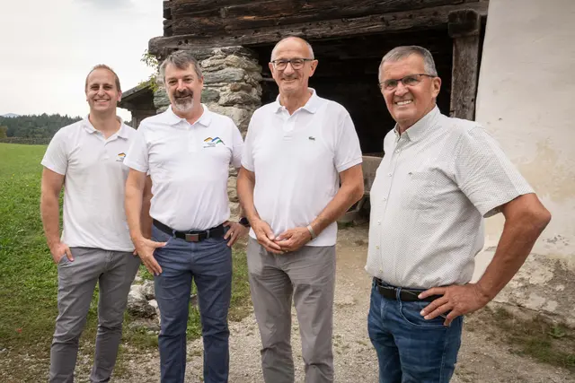 Von links: Geschäftsführer Maximilian Gögl, Kustos Dr. Thomas Bertagnolli, Landeshauptmann Anton Mattle und Museumsobmann Alois Margreiter im Museum Tiroler Bauernhöfe. | Foto: Gabriele Grießenböck 