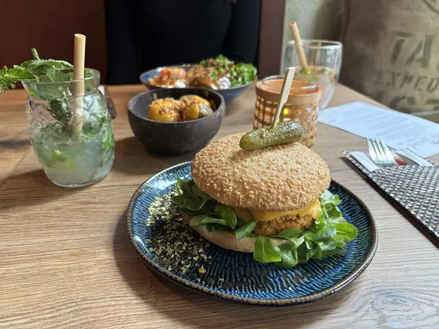 "Taflo" serviert spezielle Burger und Bowls: Den MeinBezirk-Testerinnen hat es geschmeckt.