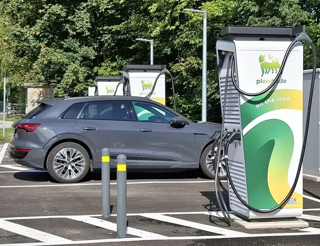 Neue E-Ladestationen auf der Halleiner Pernerinsel. | Foto: Josef Wind