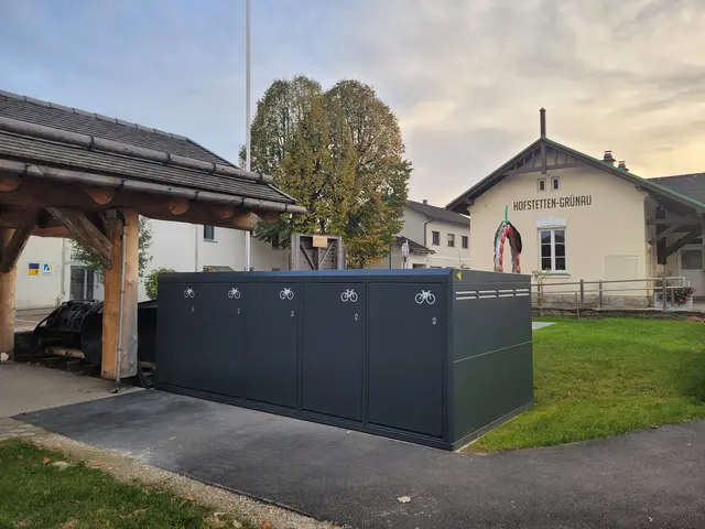 Der neue Radabstellplatz beim Bahnhof Hofstetten-Grünau ist fertiggestellt und kann ab sofort genutzt werden. | Foto: GM Hofstetten- Grünau