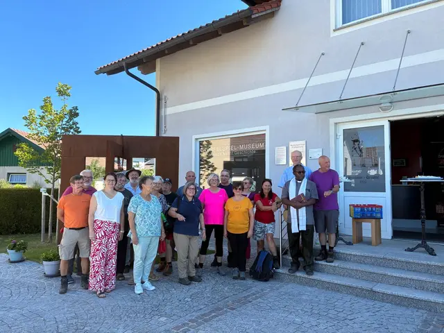 Vor dem Start erhielten die Wanderer vor dem Würfelspielhaus einen Reisesegen von Interimspfarrer Pater Athanasius. | Foto: Neudorfer
