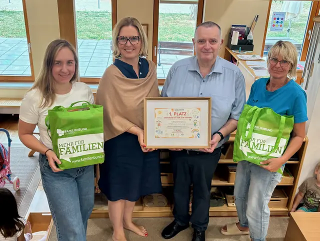 NÖ Landes-Kindergarten Hadersdorf-Kammern Stv. Leiterin Brigitte Jancic, Elternvereinsobfrau Anna Aldover, Bürgermeister Heinrich Becker und Familienbund-Vizepräsidentin Irene Bamberger, die die Urkunde dem stolzen Team überreicht. | Foto: Familienbund