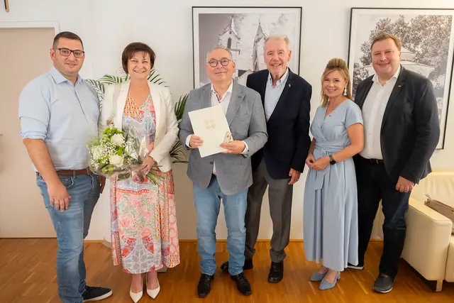 FPÖ-Sportstadtrat Philipp Gerstenmayer, Edith und Franz Gernjak, Bürgermeister Klaus Schneeberger, Gemeinderätin Sabine Gremel und Gemeinderat Christian Filipp (alle drei ÖVP). | Foto: Stadt Wiener Neustadt/Maurer
