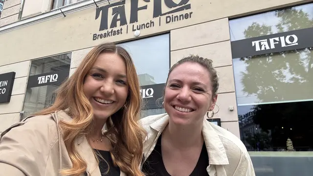 Ließen es sich im "Taflo" schmecken: Anna Kerec (l.) und Nina Hörack von MeinBezirk