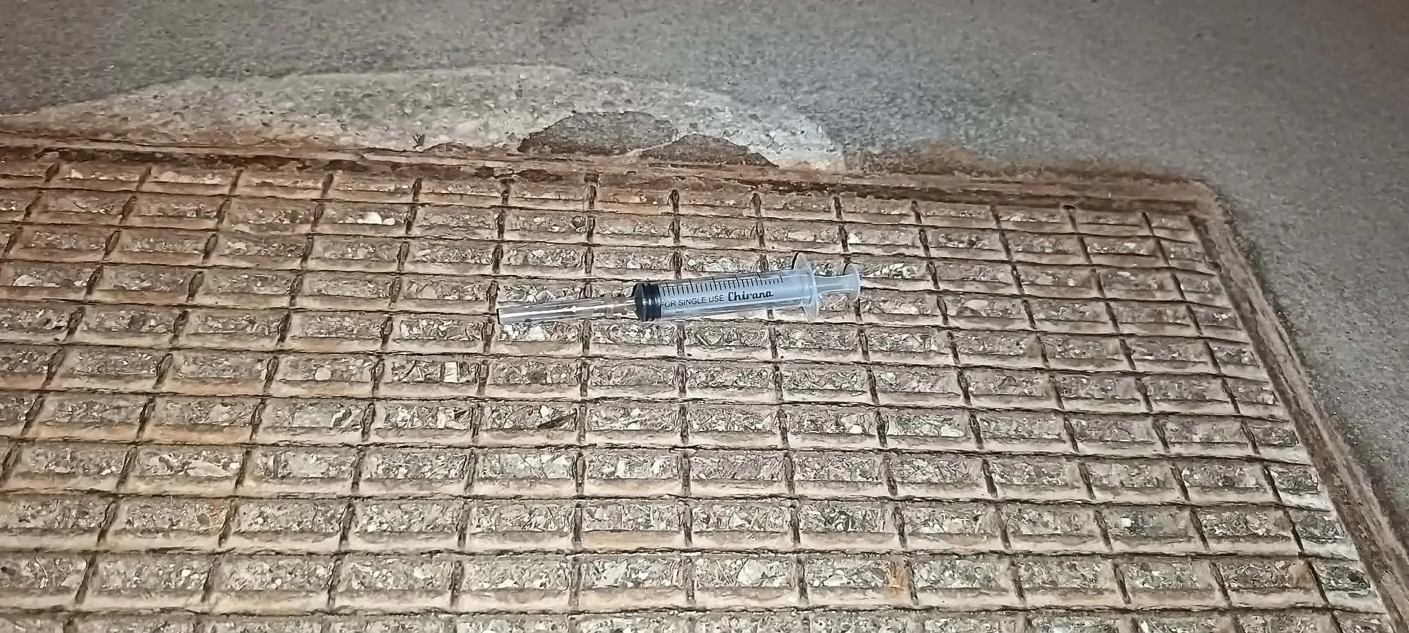 Anrainer schlägt Alarm: Spritze vor der Haustüre – hat Gloggnitz ...