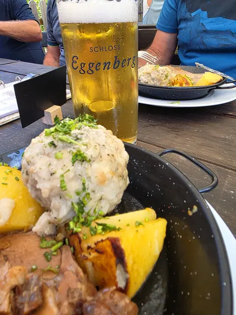 Bratl mit Kartoffel, Knödel und Kraut zum Bier von Hier | Foto: Wilfried Fischer