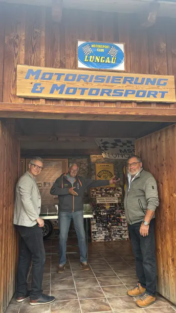 Hereinspaziert in die Ausstellungsräumlichkeiten zu "Motorisierung und Motorsport" im Lungau! Der Historiker und Obmann des Lungauer Museumsverein Tamsweg, Klaus Heitzmann (li.), Skijöring-Legende Toni Gruber (Mitte) und sein langjähriger Mitstreiter Johann Gruber (re.), haben MeinBezirk Salzburg bereits Einblick gewährt. | Foto: pjw