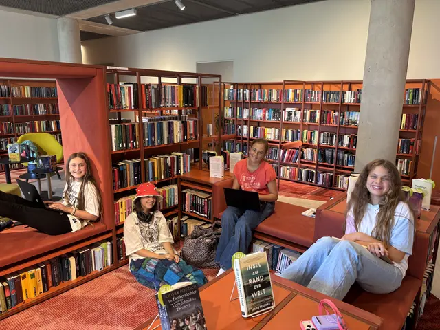 In der Stadtbibliothek verfassen zehn Jugendliche im Rahmen der "Schreibzeit" ihre eigenen Geschichten, die am Ende der Woche präsentiert und im Anschluss als Buch veröffentlicht werden. Im Bild: Annika, Mila, Julia und Ella (v. l.) | Foto: MeinBezirk/Astrid Moder