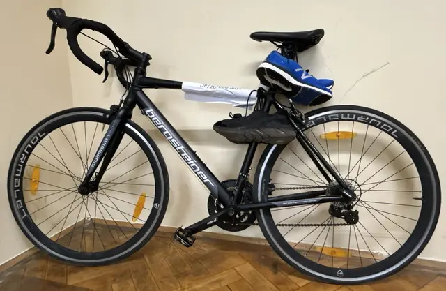 Mehrere Fahrräder, wie etwa dieses, wurden als Diebesgut gesichert. Jetzt sucht die Polizei nach den rechtmäßigen Besitzerinnen und Besitzern. | Foto: LPD Wien