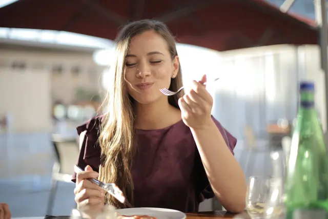 Sechs steirische Restaurants mit insgesamt 16 Hauben und zwei Michelin-Sterne bieten mehrgängige Menüs zu vergünstigen Fixpreisen. | Foto: Pexels/Andrea Piacquadio