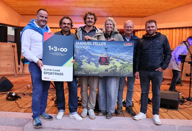 Bei der symbolischen Übergabe: Bgm.Walter Astner, TVB-Obmann Markus Kogler, Manuel Feller, Anna Wimmer, Martin Trixl, Sebastian Schwaiger (alle GF Bergbahnen Fieberbrunn.). | Foto: GEPA Pictures/Fieberbrunn