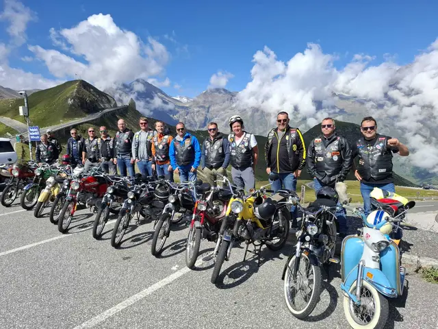 Auf 50-Kubik-Mopeds bezwangen die Mitglieder von "Los Grochos" den Großglockner. | Foto: Raffael Gittmaier