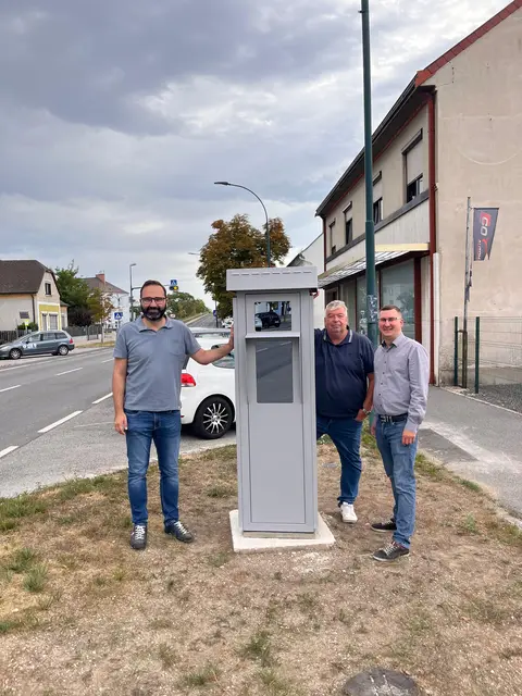 Bgm. Andreas Hueber, Vbgm. Günther Straub und Amtsleiter Andreas Jagschitz beim Lokalaugenschein der neuen Radarboxen. | Foto: Gemeinde Felixdorf