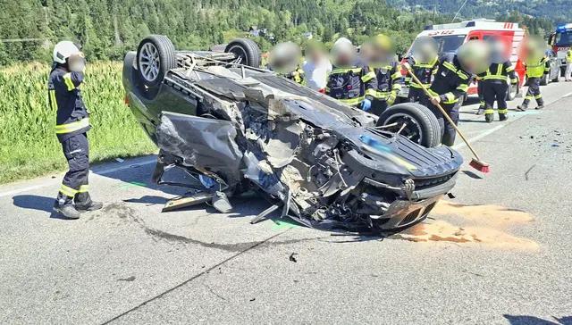 Die 41-Jährige und ihr Sohn wurden mit dem Notarzthubschrauber ins Krankenhaus geflogen.  | Foto: Freiwillige Feuerwehr Dellach im Drautal