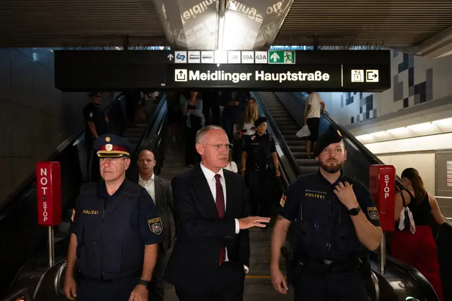 Am Bahnhof Meidling gab es eine Schwerpunktaktion gegen Jugendkriminalität. Innenminister Gerhard Karner (ÖVP, Mitte) überzeugte sich von der Aktion. | Foto: BMI Jürgen Makowecz