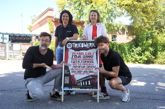 Conrad Heßler und Harald laden ein zum dreitägigen Jubiläums-Festival. Unterstützung kommt dabei Karin Rettenbacher – in Vertretung des Hauptsponsors Wiener Neustädter Sparkasse und von Susanne Marton, Geschäftsführerin der Träger-Organisation „Jugend und Kultur“, die das Triebwerk seit 1996 betreibt. | Foto: Jugend und Kultur