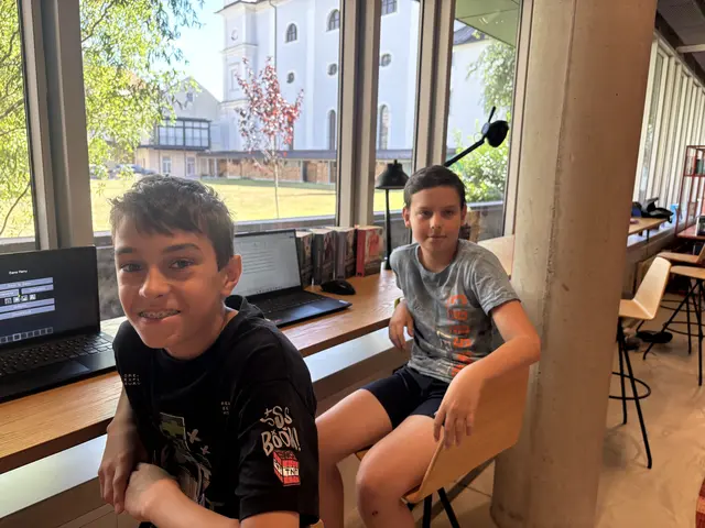 Benni und Erik (v. l.) schätzen den Austausch in der Gruppe und die Zeit abseits von Handy und Spielkonsolen. | Foto: MeinBezirk/Astrid Moder