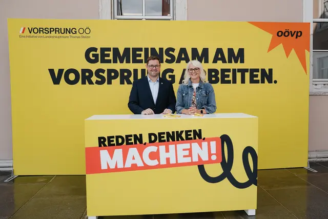 ÖVP-Landesgeschäftsführer Florian Hiegelsberger und Andrea Hubmer, Bürgermeister von Holzhausen.  | Foto: OÖVP