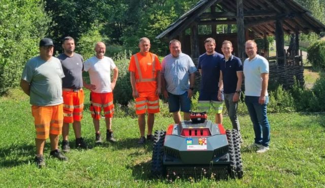 Von links: Michael Freudenthaler (Klärwärter St. Oswald), Christian Tröbinger (Bauhof Lasberg), Walter Haunschmied (Bauhof Lasberg), Stefan Wieser (Bauhofleiter St. Oswald), Thomas Zellner (Amtsleiter St. Oswald), Peter Seiringer (Bauhof Lasberg), Roman Brungraber (Bürgermeister Lasberg) und Michael Spörker (Bürgermeister St. Oswald). | Foto: Gemeinde St. Oswald