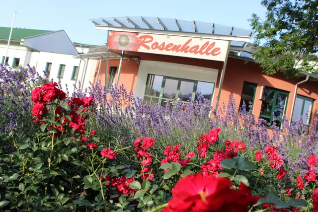 Die Rosenhalle ist zum Markenzeichen der Gemeinde geworden. | Foto: Marktgemeinde St. Stefan