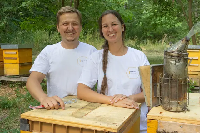 Jessica und Herbert von der Imkerei Schlossmühle in Kobersdorf leben mit und für ihre Bienen