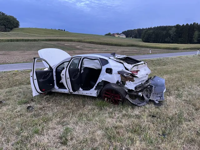 Beide Autos wurden bei dem Crash schwer beschädigt. | Foto: FF Neuhofen im Innkreis
