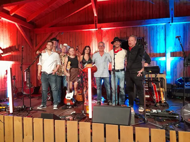 Die beiden Bands beim gemeinsamen abschließenden Auftritt. | Foto: Forum Münzbach