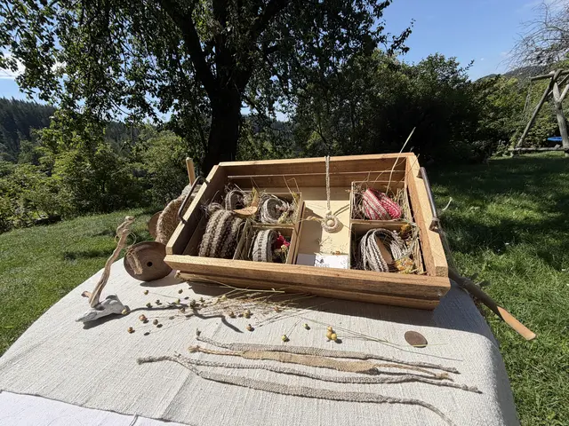 Aus dem fertig verarbeiteten Flachs stellt Maria Obermeier Schmuck und Accessoires her.  | Foto: MeinBezirk/Angelina Koidl