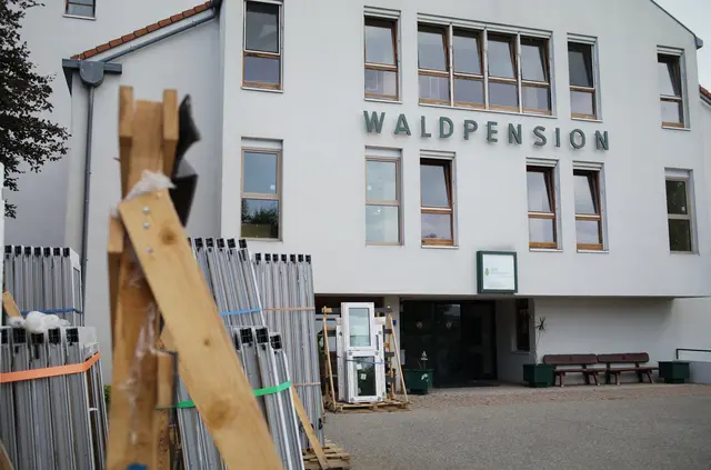 Die Fenster snd geliefert und werden aktuell eingebaut. | Foto: Santrucek