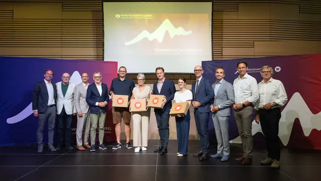 Podiumsgäste und Ehrengäste des Wirtschaftsgipfels Südweststeiermark zum Abschluss des Abends in Hengsberg. | Foto: Klaus Morgenstern