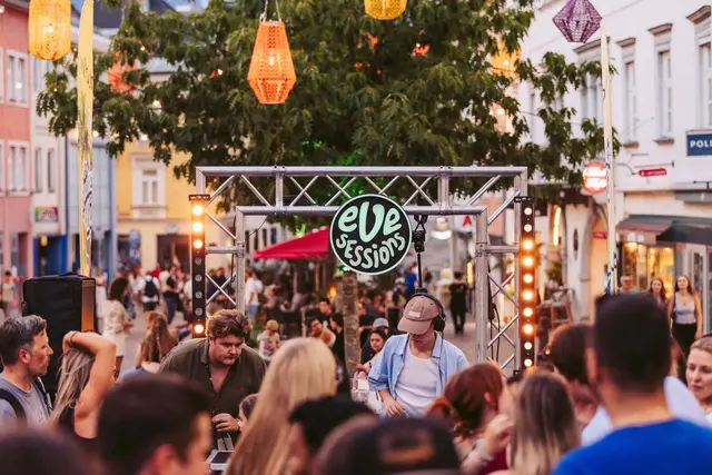 Ein großer Teil vom Villacher Hauptplatz wurde zur Partymeile für Freunde von coolen Sommerbeats. | Foto: Stadtmarketing Villach